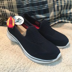 NWT Sketchers Go Walk 4 - Navy